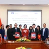 Chủ tịch hãng Thông tấn Prensa Latina Luis Enrique Gonzalez Acosta và Tổng biên tập Báo ảnh Việt Nam Nguyễn Thắng ký Thỏa thuận hợp tác in và phát hành Báo ảnh Việt Nam bằng tiếng Tây Ban Nha, ngày 25/9/2023. (Ảnh: TTXVN phát)