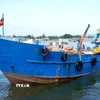 Tàu vận tải rời cảng Sa Kỳ chở hàng hóa ra đặc khu Lý Sơn phục vụ thị trường Tết. (Ảnh: Lê Phước Ngọc/TTXVN)