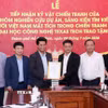 Ông Nguyễn Mạnh Cường, Phó Chủ tịch Ủy ban Nhân dân Thành phố, Trưởng Ban Chỉ đạo Thành phố trao thư cảm ơn Phó Giáo sư, Tiến sỹ Alex Thái Đình Võ và nhóm Nghiên cứu dự án, sáng kiến tìm kiếm người Việt Nam mất tích trong chiến tranh của Đại học Công nghệ Texas Hoa Kỳ. (Ảnh: Xuân Khu/TTXVN)