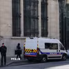 Cảnh sát được triển khai bên ngoài chi nhánh ngân hàng Bank of America tại thủ đô Paris, Pháp, ngày 28/3/2026. (Ảnh: THX/TTXVN)