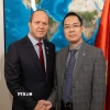 Tham tán Thương vụ-Đại sứ quán Việt Nam tại Israel Lê Thái Hòa và Ngài Nir Barkat, Bộ trưởng Kinh tế và Công nghiệp Israel. (Ảnh: TTXVN phát)