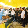 Đoàn công tác kiểm tra quy trình lấy mẫu hài cốt liệt sĩ phục vụ giám định ADN tại Nghĩa trang liệt sỹ Cầu Lồ, xã Bắc Lũng. (Ảnh: TTXVN phát)