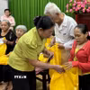 Trao quà cho các nạn nhân chất độc da cam tại xã Trà Ôn, tỉnh Vĩnh Long. (Ảnh: Lê Thúy Hằng/TTXVN)