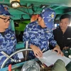 Cán bộ chiến sỹ Vùng Cảnh sát biển 2 nỗ lực tuyên truyền cho ngư dân chấp hành các quy định trong thực hiện nhiệm vụ chống khai thác IUU. (Ảnh: Đoàn Hữu Trung/TTXVN)