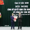 Ủy viên Trung ương Đảng, Phó Trưởng Ban Tổ chức Trung ương Nguyễn Quang Dương trao Quyết định của Ban Bí thư và tặng hoa chúc mừng đồng chí Phạm Hoàng Sơn, Phó Bí thư Tỉnh ủy Bắc Ninh. (Ảnh: Đồng Thúy/TTXVN)