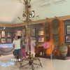 Du khách tham quan không gian trưng bày văn hóa dân tộc S’tiêng Sóc Bom Bo. (Ảnh: K GỬIH/TTXVN)