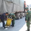 Tổ tuần tra cơ động Bộ đội Biên phòng cửa khẩu Chi Ma kiểm tra phương tiện vận tải hàng hóa trong khu vực cửa khẩu. (Ảnh: Quang Duy/TTXVN)