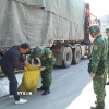 Tổ tuần tra cơ động Bộ đội Biên phòng cửa khẩu Chi Ma kiểm tra phương tiện vận tải hàng hóa trong khu vực cửa khẩu. (Ảnh: Quang Duy/TTXVN)
