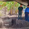 Hố khai quật-nơi tìm thấy hài cốt nữ du kích Nguyễn Thị Út tại kênh Bờ Xoài, xã Trường Long Tây, thành phố Cần Thơ. (Ảnh: TTXVN phát)