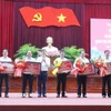 Bí thư Thành ủy Cần Thơ Lê Thanh Tùng trao tặng Bảng tri ân các đồng chí nguyên Bí thư, Phó Bí thư thành phố Cần Thơ, tỉnh Hậu GIang và tỉnh Sóc Trăng nhiệm kỳ 2020-2025.( Ảnh: Ngọc Thiện/TTXVN)