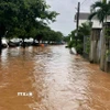 Nhiều khu dân cư ven sông Thạch Hãn ở xã Triệu Bình bị ngập sâu. (Ảnh: Tường Vi/TTXVN)