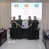 Sư đoàn 10 tặng quà cho đoàn sỹ quan trẻ quân đội hai nước Lào-Campuchia. (Ảnh: Dư Toán/TTXVN)