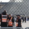 Lực lượng an ninh gác bên ngoài bảo tàng Louvre ở thủ đô Paris, Pháp ngày 22/10/2025. (Ảnh: THX/TTXVN)
