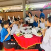 Các thí sinh người đồng bào dân tộc thiểu số được hỗ trợ cơm trưa miễn phí. (Ảnh: TTXVN phát)