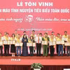 Ban tổ chức trao chứng nhận cho 100 người hiến máu tiêu biểu năm 2026. (Ảnh: Minh Quyết/TTXVN)