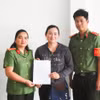 Đại úy Huỳnh Thị Thoa làm thủ tục chuyển lại 65 triệu đồng cho chị N.T.T do chuyển nhầm (Ảnh: Công an Thành phố Cần Thơ).