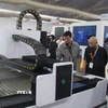 Các đại biểu, chuyên gia, doanh nghiệp trong và ngoài nước tham qua triển lãm. (Ảnh: Đồng Thúy/TTXVN)