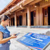 Người dân trải nghiệm quét mã QR tìm hiểu thông tin ở Công trình thanh niên số hóa Quảng trường Hồ Chí Minh-Đền thờ Bác Hồ và các anh hùng liệt sỹ (phường Đồng Hới, tỉnh Quảng Trị). (Ảnh: Võ Dung/TTXVN)