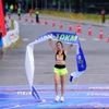 Nữ VĐV về nhất tại cự ly 10km. (Ảnh: TTXVN phát)