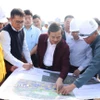 Chủ tịch Ủy ban Nhân dân tỉnh Bắc Ninh Phạm Hoàng Sơn kiểm tra mặt bằng thi công các tuyến đường của Dự án Cảng hàng không Quốc tế Gia Bình. (Ảnh: Đỗ Huyền/TTXVN)