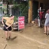 Người dân và các chiến sỹ hối hả dọn bùn sau lũ tại Hội An