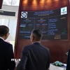 Nhà đầu tư theo dõi diễn biến cổ phiếu trên HOSE. (Ảnh: Hứa Chung/TTXVN)