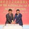 Đại sứ Việt Nam tại Trung Quốc Phạm Thanh Bình và Phó Ủy viên trưởng Nhân đại toàn quốc Trung Quốc Trương Khánh Vĩ cùng cắt bánh chúc mừng kỷ niệm 80 năm Quốc khánh Việt Nam. (Ảnh: Công Tuyên/TTXVN)