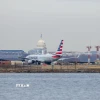 Máy bay của hãng hàng không American Airlines tại sân bay Ronald Reagan Washington, Mỹ. (Ảnh: THX/TTXVN)