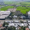Các nhà máy xay xát lúa gạo ven kênh Thốt Nốt (ấp Thạnh Hưng, xã Cờ Đỏ) phát tán bụi ra môi trường gây ảnh hưởng đến khu dân cư đối diện. (Ảnh: Thanh Liêm/TTXVN)