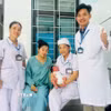 Hiện sức khoẻ mẹ và bé ổn định, được xuất viện đưa về quê chăm sóc. (Ảnh: TTXVN phát)