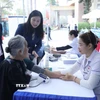 Hoạt động khám và tư vấn các bệnh thông thường, các bệnh về tim mạch, hô hấp, xương khớp, siêu âm cho người nghèo, cận nghèo, gia đình chính sách. (Ảnh: Anh Tuấn/TTXVN)