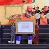 Bà Pauline Tamesis, Điều phối viên thường trú Liên hợp quốc tại Việt Nam trao Bằng của UNESCO ghi danh "Nghề làm tranh dân gian Đông Hồ vào Danh sách Di sản văn hóa phi vật thể cần bảo vệ khẩn cấp" cho lãnh đạo Bộ Văn hoá, Thể thao và Du lịch. (Ảnh: Danh Lam/TTXVN)