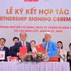 Ông Võ Khắc Thái, Phó Chủ tịch Thường trực Liên đoàn Lao động Thành phố Hồ Chí Minh và ông Nguyễn Việt Cường, Chủ tịch Hội đồng Quản trị Công ty Cổ phần Tập đoàn Phú Cường thực hiện nghi thức ký kết thỏathuận hợp tác. (Ảnh: Thanh Vũ/TTXVN)