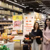 Tham tán Thương mại Việt Nam tại CHLB Đức, Đặng Thị Thanh Phương (phải), tại sự kiện Ngày Hàng Việt Nam tại siêu thị Selgros Lichtenberg ở Berlin. (Ảnh: Phương Hoa/TTXVN).