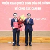 Đồng chí Trần Cẩm Tú, Uỷ viên Bộ Chính trị, Thường trực Ban Bí thư trao Quyết định của Bộ Chính trị cho đồng chí Nguyễn Thanh Nghị. (Ảnh: Phương Hoa/TTXVN)