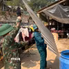 Cán bộ, chiến sỹ Bộ Chỉ huy quân sự tỉnh Lào Cai giúp bà con xã Bắc Hà lợp lại mái nhà, nhanh chóng ổn định cuộc sống. (Ảnh: TTXVN phát)
