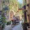 Mọi góc nhỏ ở Val’Quirico đều mang hơi thở Địa Trung Hải. Đường đá uốn lượn, những dãy nhà gỗ và đá mang sắc vàng nâu trầm ấm tạo cảm giác như lạc vào một làng cổ châu Âu. (Ảnh: Phương Lan/TTXVN)