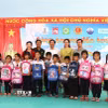 Những phần quà tới trường thiết thực được các đơn vị tài trợ mang đến tận nơi trao tặng cho học sinh xã biên giới Khánh Hưng. (Ảnh: Đức Hạnh/TTXVN)