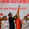 Phó Đô đốc Nguyễn An Phong gắn Huân chương Bảo vệ Tổ quốc hạng Nhất lên Quân kỳ quyết thắng của Vùng 2 Hải quân. (Ảnh: Đoàn Mạnh Dương/TTXVN)