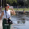 Người dân uống nước giải nhiệt tại Nice, Pháp. (Ảnh: THX/TTXVN)