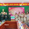 Đoàn Lực lượng vũ trang tỉnh Mondulkiri tặng quà Tết cho Ban Chỉ huy Bộ đội Biên phòng Lâm Đồng. (Ảnh: TTXVN phát)