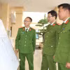 Trại tạm giam số 1, Công an tỉnh Ninh Bình niêm yết các tài liệu, thông tin liên quan đến bầu cử theo quy định. (Ảnh: Thùy Dung/TTXVN)