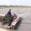 Cơ giới hóa trong khâu gieo sạ ở thành phố Cần Thơ. (Ảnh: Thu Hiền/TTXVN)