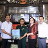 Phó Thủ tướng Phạm Thị Thanh Trà cùng lãnh đạo tỉnh Lào Cai thăm gia đình thương binh Đoàn Đình Thành, trú tại phường Yên Bái. (Ảnh: Đinh Thùy/TTXVN)