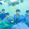 Bác sỹ Bệnh viện Đại học Y dược Thành phố Hồ Chí Minh phẫu thuật ung thư trực tràng cho người bệnh Indonesia. (Ảnh: TTXVN phát)