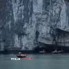 Du khách tham quan hang Luồn trên Vịnh Hạ Long. (Ảnh: Hoàng Hiếu/TTXVN)