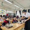 Học sinh Trường Tiểu học Chi Đông (xã Quang Minh, Hà Nội) ăn bán trú. (Ảnh: Nguyễn Cúc/TTXVN)