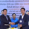 Ông Lê Huy Hoàng, Tổng Giám đốc Công ty Trách nhiệm hữu hạn KN Vientiane Group và ông Bouavieng Champaphan, Giám đốc Công ty Trách nhiệm hữu hạn Bất động sản Real Concept trao đổi văn kiện hợp tác sau lễ ký. (Ảnh: Văn Phiên/TTXVN)