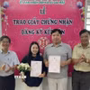 Trung tâm Phục vụ hành chính công xã Bù Gia Mập trao giấy kết hôn với người nước ngoài. (Ảnh: K GỬIH/TTXVN)