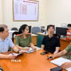 Ông P.T.T (áo đen) làm việc với Công an phường Văn Miếu-Quốc Tử Giám. (Ảnh: TTXVN phát)